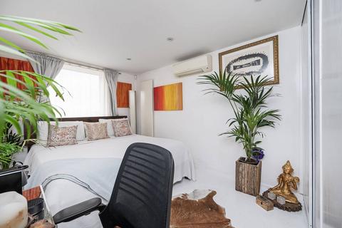 2 bedroom flat to rent, Bacon Street, Shoreditch, London, E2