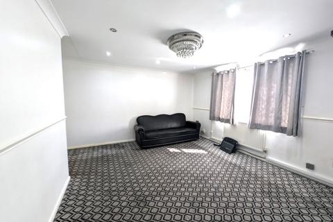 4 bedroom terraced house to rent, Park Parade, Barra Hall Circus, Hayes, Greater London, UB3