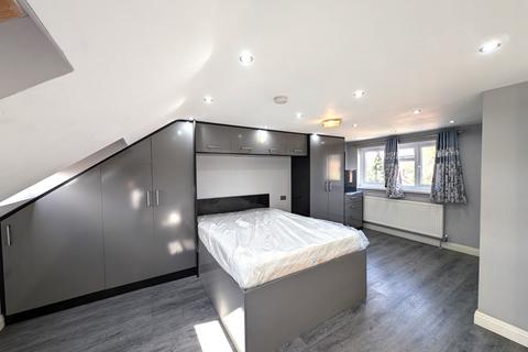 4 bedroom terraced house to rent, Park Parade, Barra Hall Circus, Hayes, Greater London, UB3