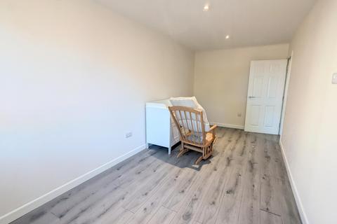 2 bedroom flat to rent, Station Road, Kettering