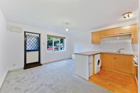 1 bedroom maisonette for sale, Reynolds Close, Colliers Wood SW19