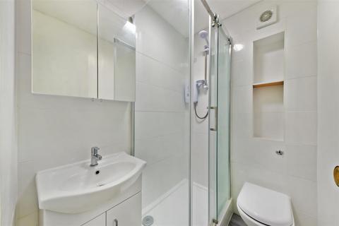 25 Reynolds Close, London, SW19 2QJ