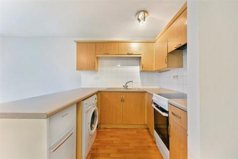 25 Reynolds Close, London, SW19 2QJ
