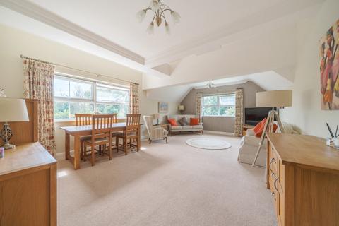 2 bedroom flat for sale, Farnham Road, Hampshire GU33