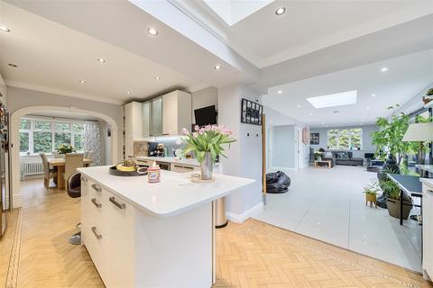 5 bedroom detached house to rent, Downs View, Tadworth