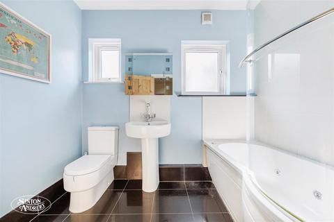 75 Boston Gardens, Brentford, TW8 9LR