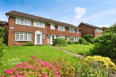 3 bedroom terraced house to rent, Station Road Redhill RH1