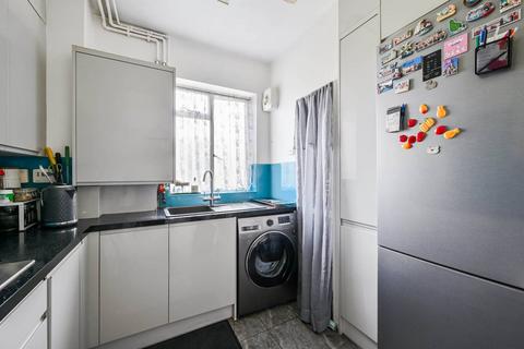 3 bedroom flat for sale, Bromley Road, Catford, London, SE6