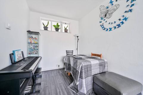 3 bedroom flat for sale, Bromley Road, Catford, London, SE6