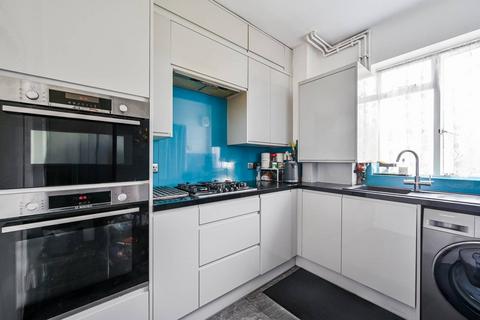 3 bedroom flat for sale, Bromley Road, Catford, London, SE6