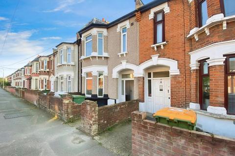 2 bedroom flat to rent, Barrington Road, Manor Park, E12 6JH