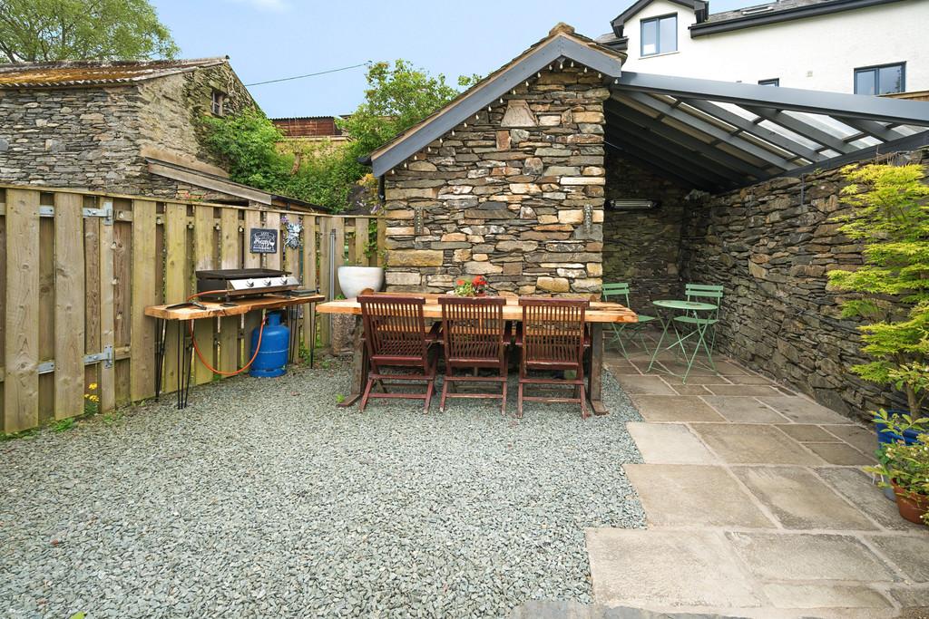 Garden/Dining Area