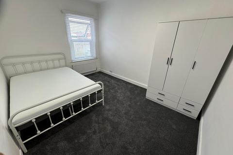 3 bedroom flat to rent, Cromwell Road, HOUNSLOW, Greater London, TW3