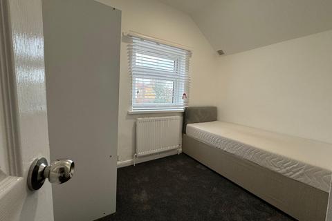 3 bedroom flat to rent, Cromwell Road, HOUNSLOW, Greater London, TW3