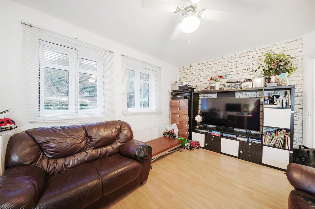 218 Brentfield Road - g XUq Wmbsqtuc ALc BRB7 G