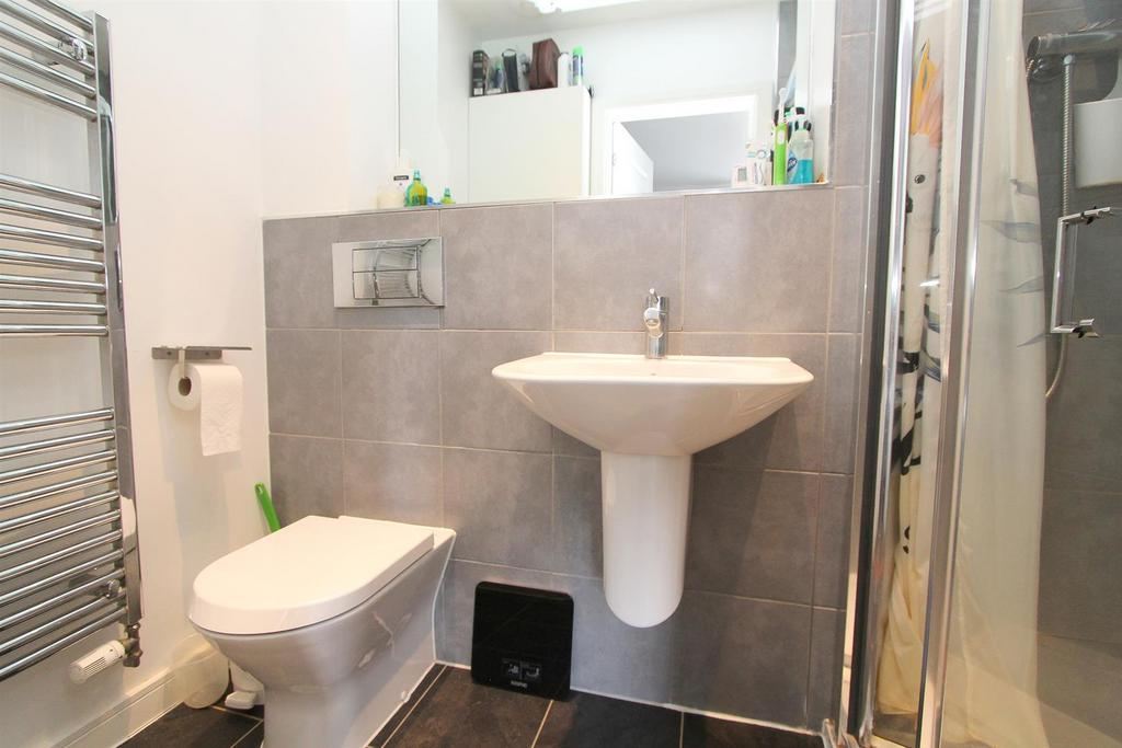 Bedroom 1 ensuite.jpg