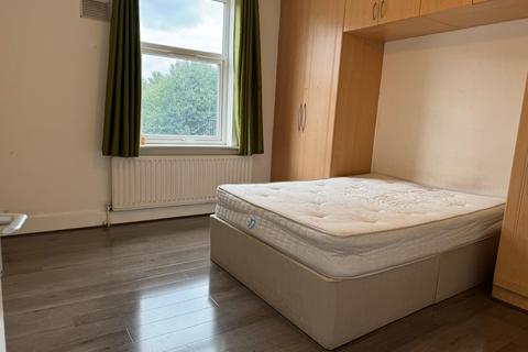 2 bedroom flat to rent, Lampton Road, HOUNSLOW, Greater London, TW3