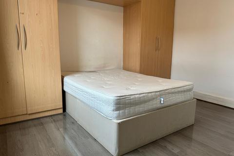 2 bedroom flat to rent, Lampton Road, HOUNSLOW, Greater London, TW3