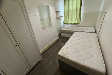 2 bedroom flat to rent, Lampton Road, HOUNSLOW, Greater London, TW3