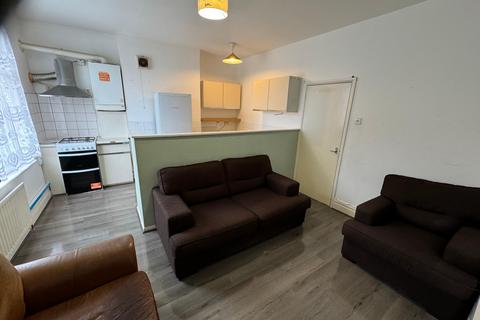 2 bedroom flat to rent, Lampton Road, HOUNSLOW, Greater London, TW3