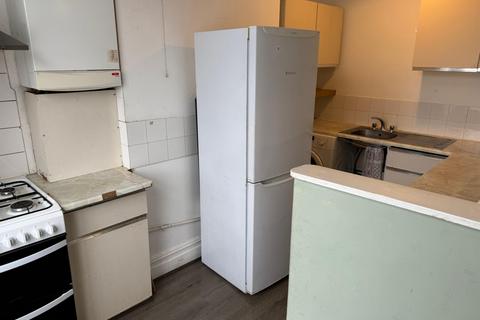 2 bedroom flat to rent, Lampton Road, HOUNSLOW, Greater London, TW3
