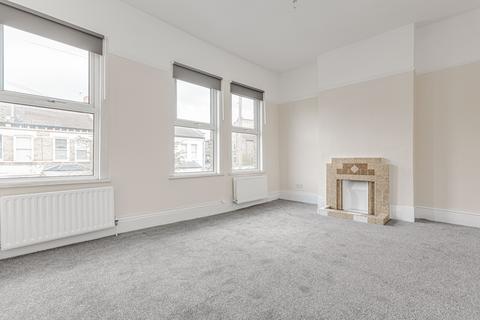 4 bedroom end of terrace house to rent, Solon Road, London