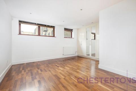 3 bedroom semi-detached house to rent, Three Colt Street, London