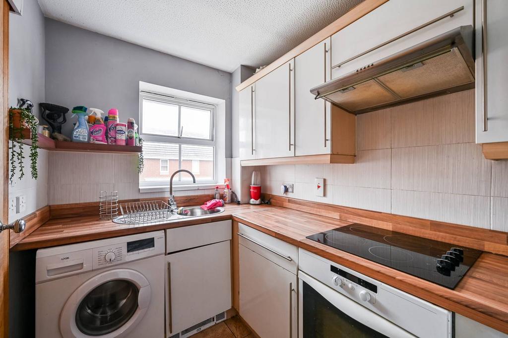 Bellermine Close, Thamesmead, London... 1 bed flat to rent £1,600 pcm (£369 pw)