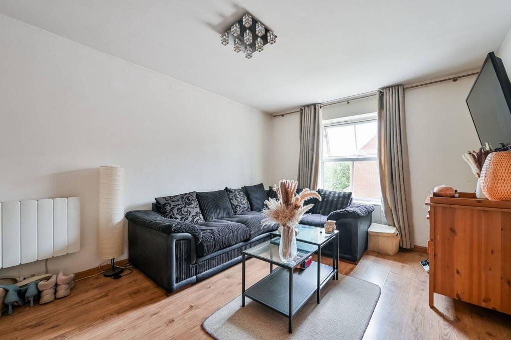 Bellermine Close, Thamesmead, London... 1 bed flat to rent £1,600 pcm (£369 pw)