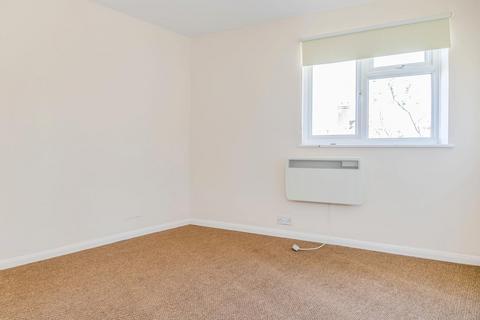 2 bedroom flat to rent, Lower Station Road, Billingshurst