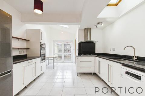 3 bedroom terraced house to rent, Tennyson Road | E15