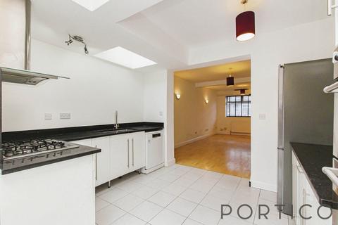 3 bedroom terraced house to rent, Tennyson Road | E15