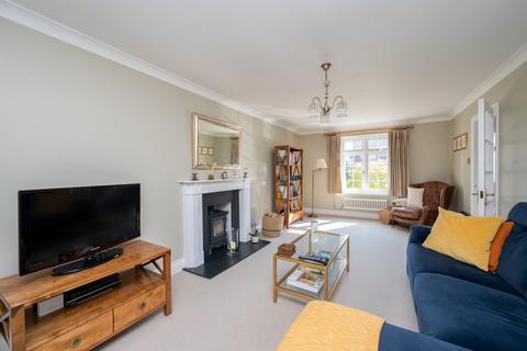 3 Charts Close, Cranleigh, GU6 8BH
