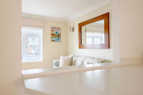 3 Charts Close, Cranleigh, GU6 8BH