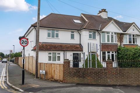 2 bedroom flat to rent, Coulsdon Road, Coulsdon CR5