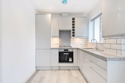 2 bedroom flat to rent, Coulsdon Road, Coulsdon CR5