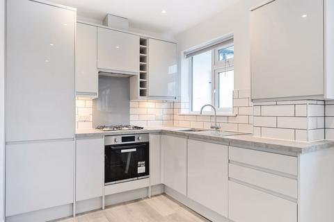 2 bedroom flat to rent, Coulsdon Road, Coulsdon CR5