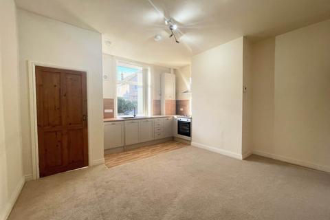 2 bedroom house to rent, Carlinghow Lane, , Batley