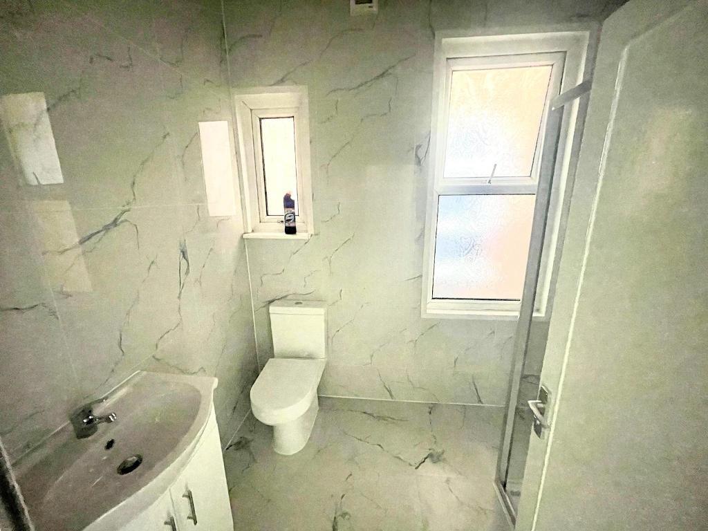 Hand Basin &amp; W/C