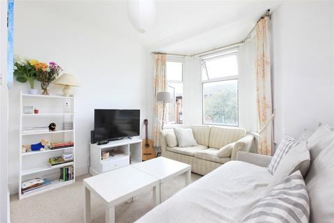 3 bedroom flat to rent, Chivalry Road, London SW11