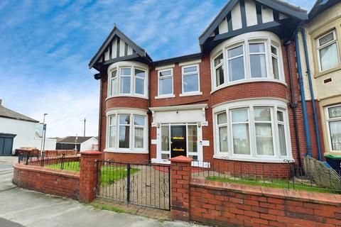 2 bedroom apartment to rent, Warley Road, Lancashire FY1