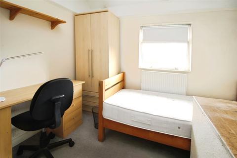 6 bedroom detached house to rent, Spring Rise, Surrey TW20