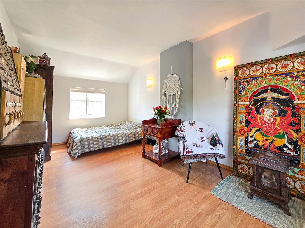 Lagre Main Bedroom