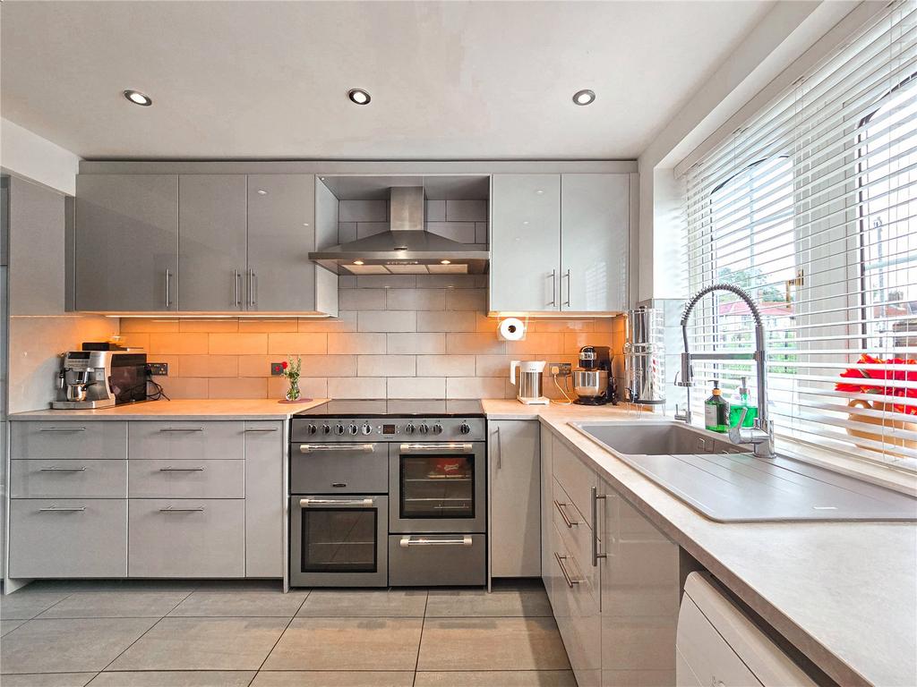 Fully Fitted Kitchen