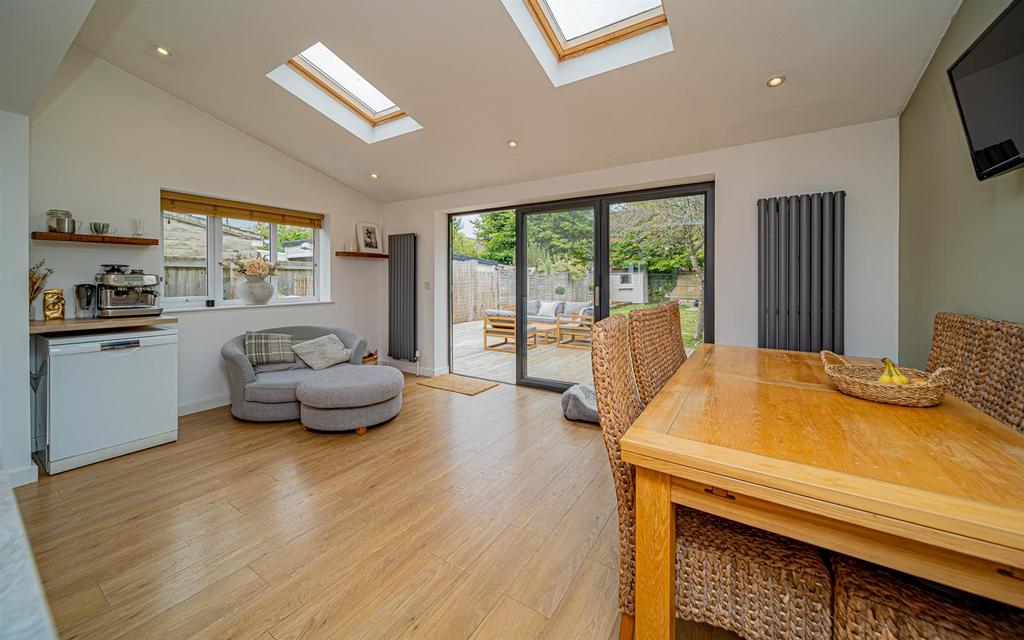Longford Road, Melksham SN12 3 bed semidetached house for sale £325,000