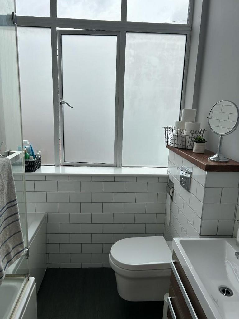 Shower room 1.jpg