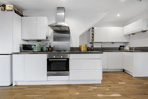 Flat 2, 72 Kidmore Road, Caversham, Reading, RG4 7NA