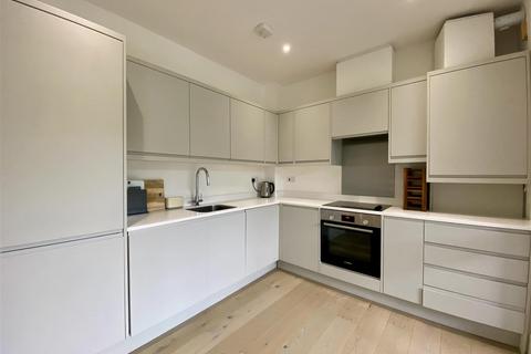 3 bedroom apartment to rent, London Road, London SW16