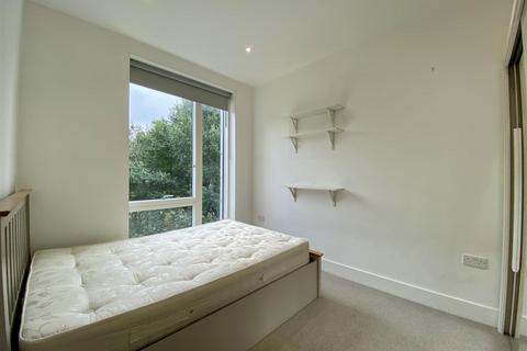 3 bedroom apartment to rent, London Road, London SW16