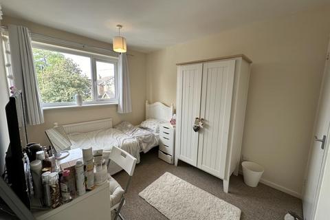 3 bedroom semi-detached house to rent, Newis Crescent, Clifton, Beds